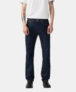 Detalle frontal de jeans Levi's® 501  para hombre en denim azul oscuro.