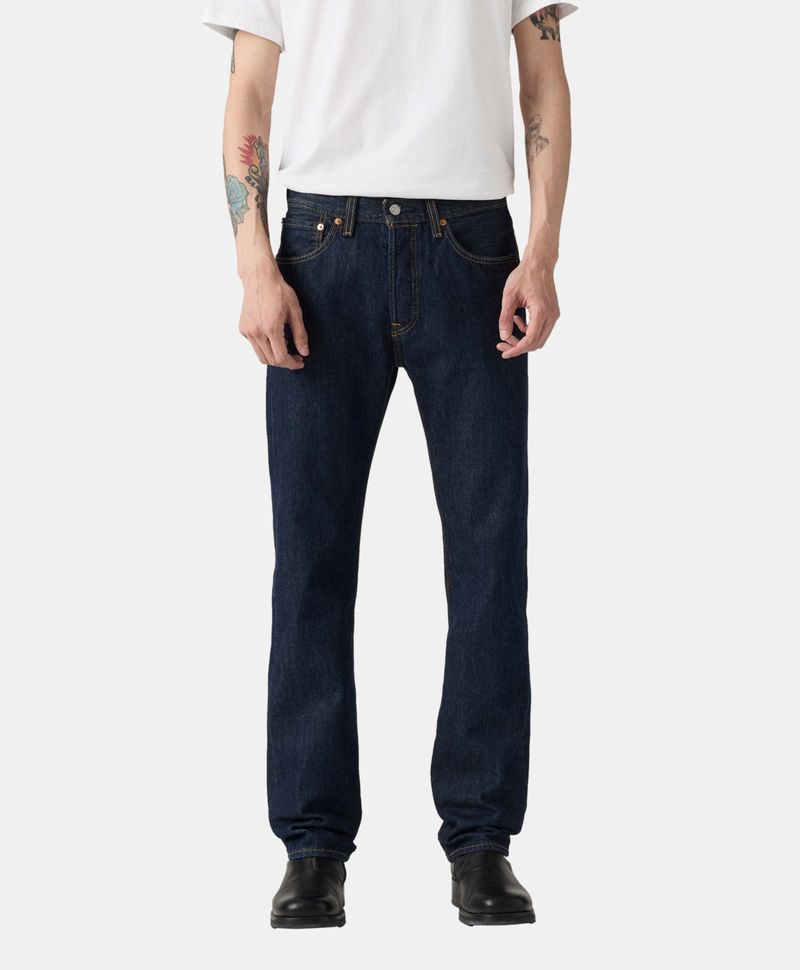 Detalle frontal de jeans Levi's® 501  para hombre en denim azul oscuro.