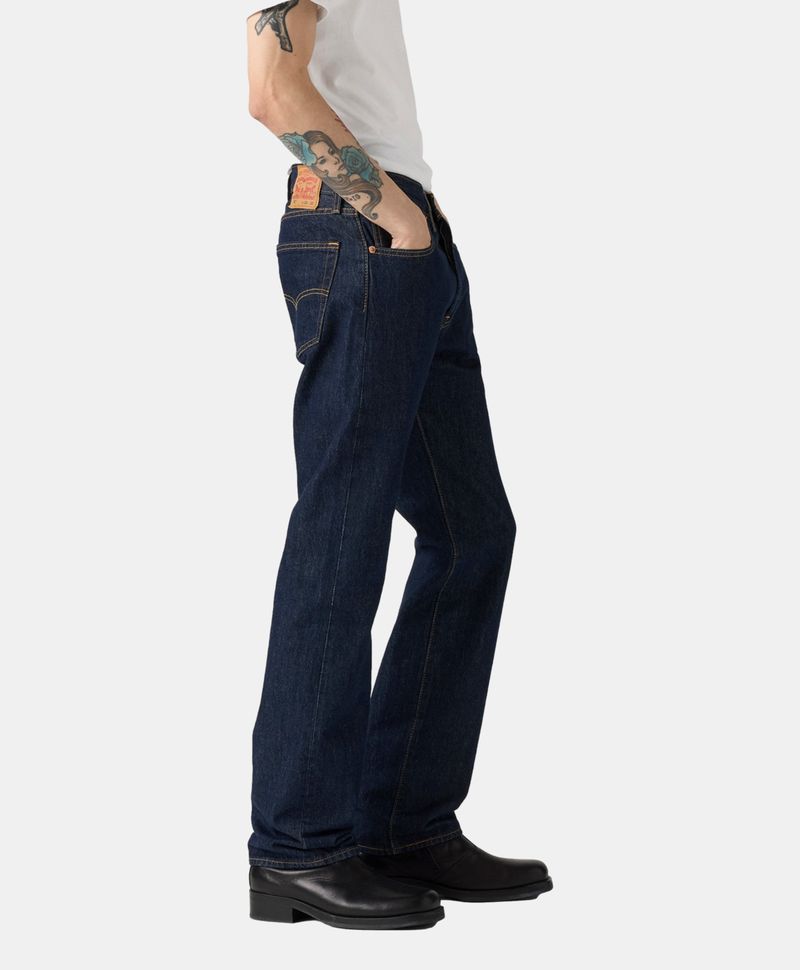 Vista lateral de los pantalones 501®  selvedge para hombre con pierna recta.