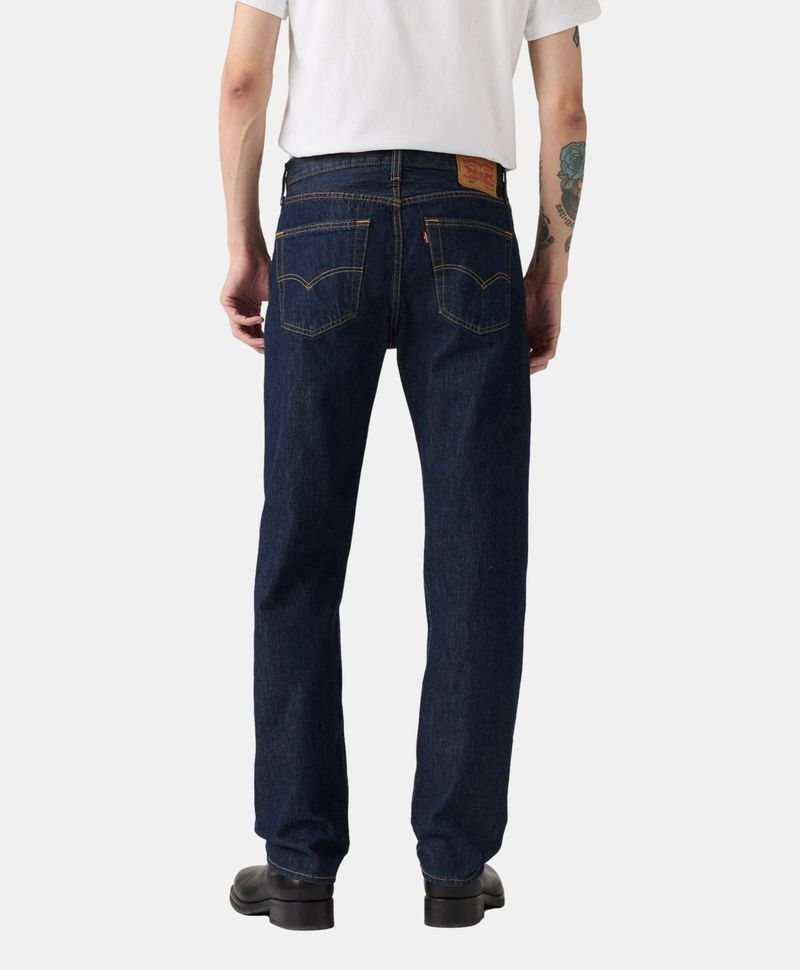 Vista trasera de jeans 501 para hombre en mezclilla azul oscuro con cinco bolsillos.
