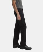 Pantalón Levi's 501 negro para hombre vista lateral corte recto clásico.