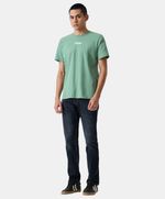 Hombre con camiseta verde y pantalón slim de mezclilla azul oscuro Levi's 511.