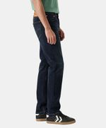 Perfil lateral derecho de pantalón slim Levi's 511 en mezclilla azul oscuro.