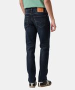 Vista trasera de pantalón slim Levi's® 511 con parche marrón y etiqueta roja.