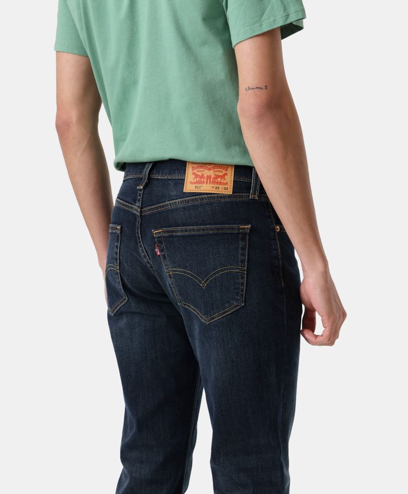 Detalle del parche marrón en la parte trasera del pantalón Levi's 511.