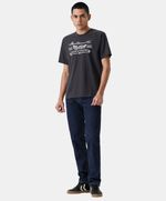 Hombre usando pantalones de mezclilla 511 con playera gris.