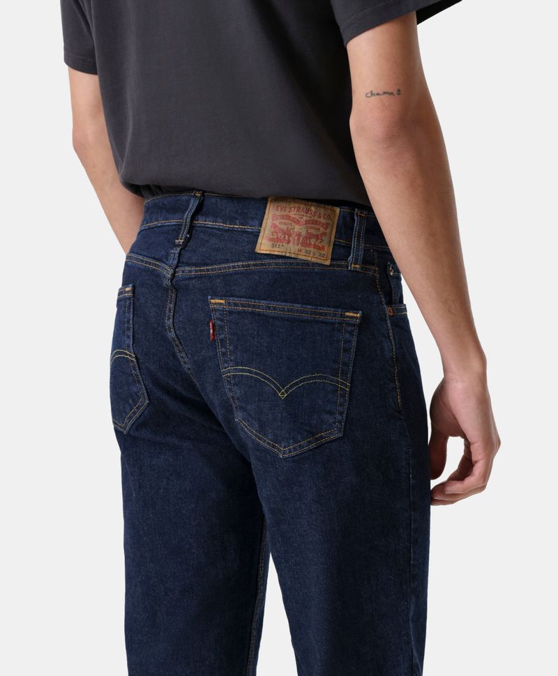Detalle trasero jeans Levi's 511 hombre etiqueta Levi's y bolsillo trasero.