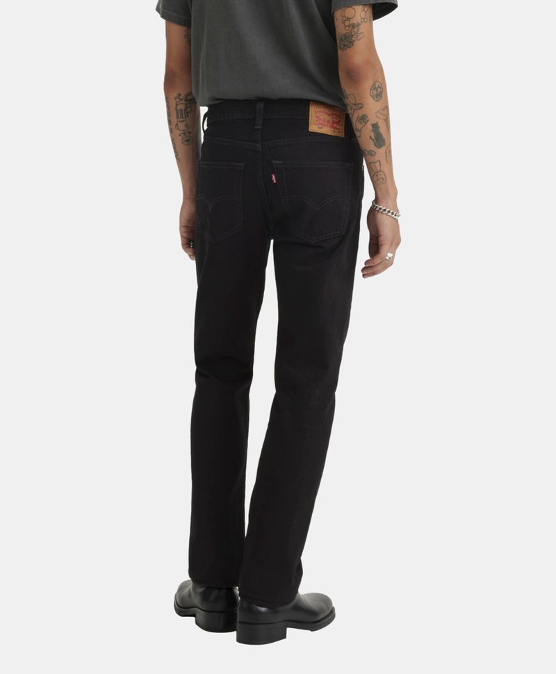 Pantalón Levi's 501 negro original para hombre vista trasera con cinco bolsillos.
