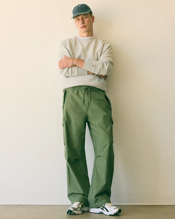 Pantalón casual hombre verde oscuro y corte recto.